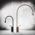 Gessi GOCCIA 33604 Bateria umywalkowa z wylewka wygieta pod katem 90 przylacza elastyczne 3 8 wiele kolorow 031 Chrom 124 Czarny metal GHRC 125 Miedź szczotkowana GHRC 147 Szczotkowany chrom 279 Biały CN 299 Czarny XL