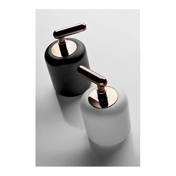 Gessi-GOCCIA-ACCESSORIES-38037-Dozownik-do-mydla-biale-szklo-GRES-wiele-kolorow-1.jpg Gessi GOCCIA ACCESSORIES 38037 Dozownik do mydla biale szklo GRES wiele kolorow 031 Chrom 079 Biały CN 099 Czarny XL 124 Czarny metal GHRC 125 Miedź szczotkowana GHRC 147 Szczotkowany chrom 126 Czarny Metal szczotkowany GHRC 123 Miedź GHRC