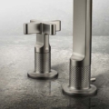 Gessi INCISO 58115 Bateria umywalkowa trzyotworowa z wylewka korkiem automatycznym wiele kolorow 031 Chrom 149 Finox 246 Złoty PVD 299 Czarny XL 706 Czarny Metal PVD 030 Miedź PVD 707 Czarny metal szczotkowany PVD 713 Antyczny mosiądz 708 Miedź szczotkowana PVD 727 Mosiądz szczotkowany PVD 187 Postarzany brąz
