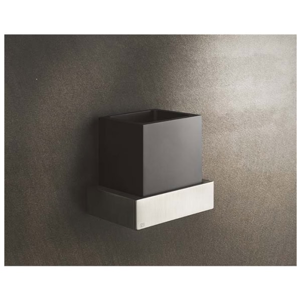 Gessi-RETTANGOLO-ACCESSORIES-20808-Kubek-z-uchwytem-sciennym-w-kolorze-czarnym-wiele-kolorow-1.jpg Gessi RETTANGOLO ACCESSORIES 20808 Kubek z uchwytem sciennym w kolorze czarnym wiele kolorow 031 Chrom 079 Biały CN 099 Czarny XL 149 Finox 706 Czarny Metal PVD 030 Miedź PVD 707 Czarny metal szczotkowany PVD 708 Miedź szczotkowana PVD
