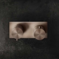 Gessi316 SHOWER316 54169 54032 Bateria termostatyczna z przylaczami 1 2 filtrami i przelacznikiem jednoobiegowym 1 2 z glowica ceramiczna wiele kolorow 239 Stal szczotkowana 707 Czarny metal szczotkowany PVD 708 Miedź szczotkowana PVD 726 Ciepła stal PVD