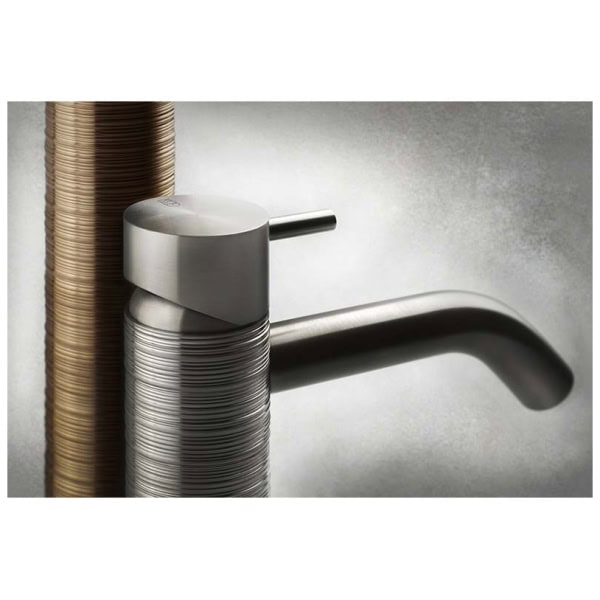 Gessi-TRAME-54306-Bateria-umywalkowa-nablatowa-z-przylaczami-3-8-wiele-kolorow-2.jpg Gessi316 TRAME 54306 Bateria umywalkowa nablatowa z przylaczami 3 8 wiele kolorow 239 Stal szczotkowana 707 Czarny metal szczotkowany PVD 708 Miedź szczotkowana PVD 726 Ciepła stal PVD